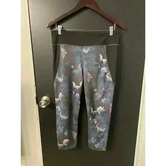 PATAGONIA WOMENS FORMFITTING CENTERED CROPS Camo Size large - Picture 1 of 5
